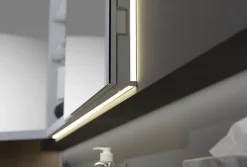 Bernstein Armoire à glace aluminium murale salle de bain et toilettes, étagère avec miroir avec LED encastrée + prise, UP7012, H.70cmxL.80cm
