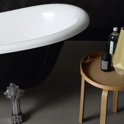 Kiamami Valentina Baignoire Classique Noire Et Blanche Avec Pieds Argentés Romantica