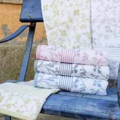 Linnea Drap de bain 100x150 cm VINTAGE FLORAL Gris 550g/m2* Serviette De Bain