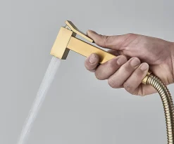 Signature Mitigeur Doré Encastré pour WC - Douchette Ergonomique, Résistante à la Corrosion, Installation Murale Discrète en Laiton Massif