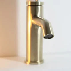 Essebagno Mitigeur lavabo bas avec vidage en laiton doré et marbre blanc, Manopola* Robinet Lavabo Et Vasque