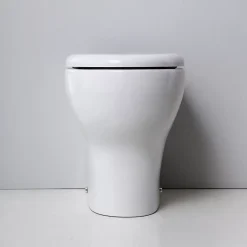 Kiamami Valentina Sanitaires De Salle De Bain Au Sol Avec Design Moderne Et Vidange Décalée - Soave* Wc À Poser